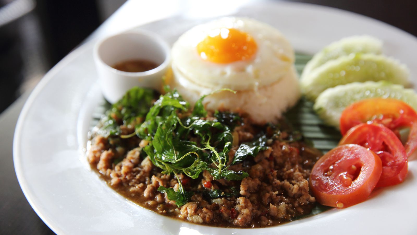 Rice with stir-fried pork and basil, topped with an egg.